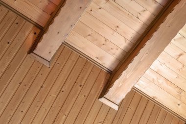 Rustik evin tavan geniş ahşap kiriş desteği ile. Ülke ev iç. Yapı doğal dekorasyon malzemeleri.