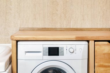 Rustik banyo iç. Çamaşır makinesi kapalı wiith ahşap raf. Özel ürün görüntü. Boşaltmak.