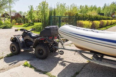 Şişme tekne römork üzerinde ulaşım. ATV quadbike gemi başlatmak için göl veya nehir kıyısında taşır. Su navigasyon ve avlanma sezonu başında.