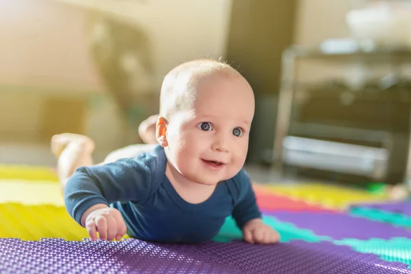 Bebe Garcon Bebe Jouant Sur Tapis Doux Colore Petit Enfant Faisant Les Premiers Pas Rampants Sur Le Sol Vue De Dessus Image Libre De Droit Par Gorlovkv C