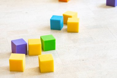 Çocuk oyun alanı, çok renkli yumuşak köpük küpleri. Parlak renkli oyuncaklar. Çocuklar parti eğlence ve dekorasyon.