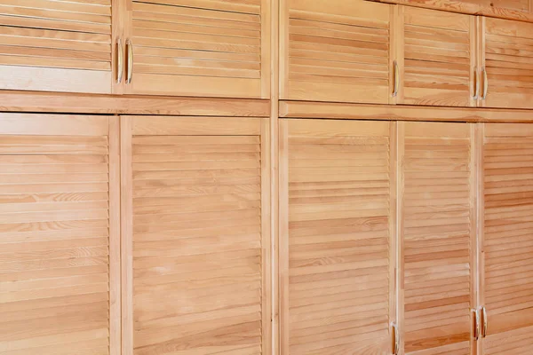 现代木制橱柜的经典质朴风格 详细的衣柜的情况下 百叶窗板门 乡间别墅内饰 — 图库照片
