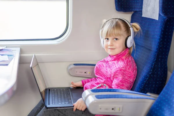 Маленькая Симпатичная Девочка Путешествует Поезде Ребенок Слушает Музыку Смотрит Кино — стоковое фото