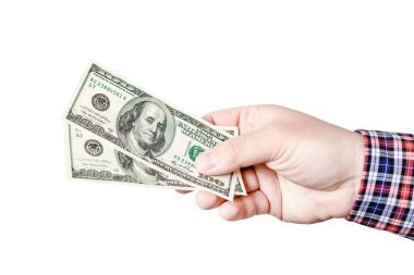 El 100 dolar faturaları tutarak rahat gömlekli adamın. İki yüz dolarlık banknot bize veren kişi. Para, kredi veya kar teklif kavramı