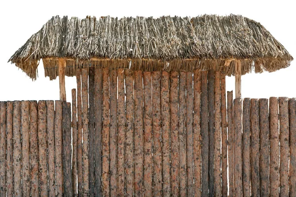 Recinzione in legno rotondo isolato su bianco. tetto di fieno o tenda da sole sopra cancello d'ingresso — Foto Stock