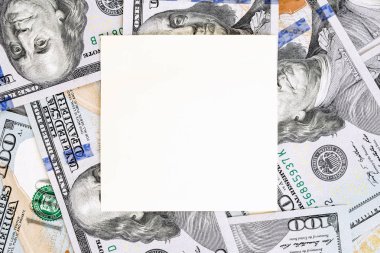 Para arka plan beyaz kağıt kare mockup ile. Metin için yer boşaltmak. Bize para birimi yüz dolarlık banknot arka plan. Finans, iş ve yatırım kavramı.