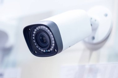 Büyük beyaz profesyonel güvenlik kamerası. CCTV tavana monte. Led IR ışıkları lens etrafında. Güvenlik sistemi kavramı. Boşaltmak, tarafsız ışık mavi artalan.
