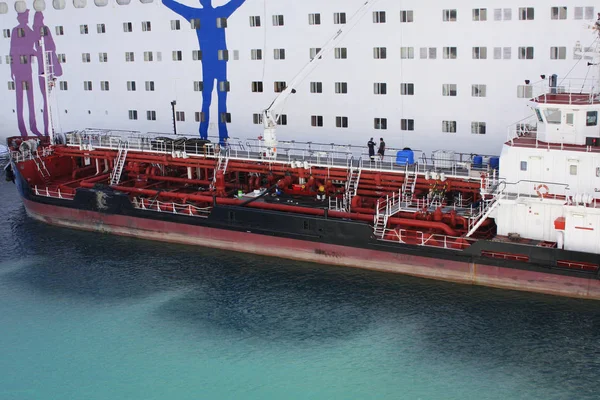 Entregando Navio Reabastecendo Grande Navio Cruzeiro Passageiros Branco Reabastecimento Navios — Fotografia de Stock