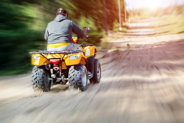 Ein Mann Auf Einem Geländewagen Auf Einer Sandstraße Rückansicht — Stockfoto