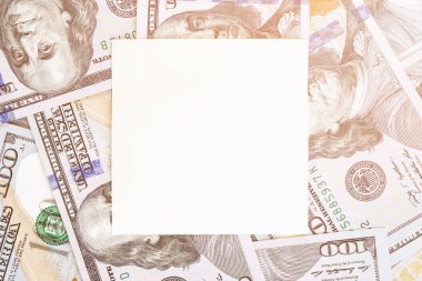Para arka plan beyaz kağıt kare mockup ile. Metin için yer boşaltmak. Bize para birimi yüz dolarlık banknot arka plan. Finans, iş ve yatırım kavramı. Tonda.
