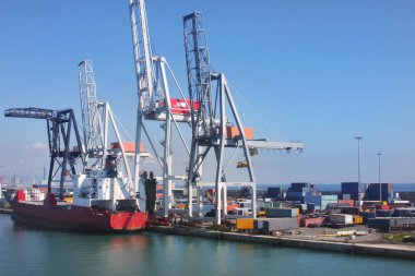 Konteyner gemisi idustrial kargo limanında demirlemiş. Verebilir ve su nakliye ve lojistik alabilirsiniz. Küresel tradenig.