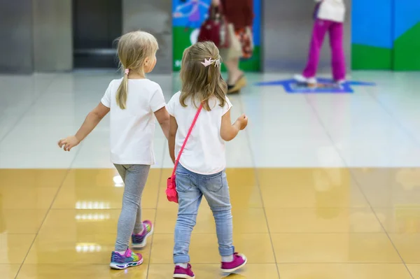 Duas Lindas Meninas Loiras Caminhando Juntas Shopping Par Amigos Criança — Fotografia de Stock