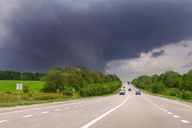 Otoban yol asfalt ve yağmurlu clody karanlık fırtına gökyüzü arka plan üzerinde. Kötü fırtınalı hava tahmini. Kasırga için yol.