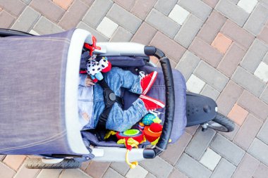 Bebek uyku üç tekerlekli bebek arabası açık. Çocuk parlak rahat kostüm büyük rahat çocuk arabası yalan. Üst şehir parkı arabası ile yürüme. Yukarıdan görüntülemek.