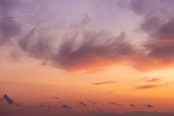 Natuurlijke zonsondergang of zonsopgang met levendige kleuren. Dramatische kleurrijke hemelachtergrond — Stockfoto