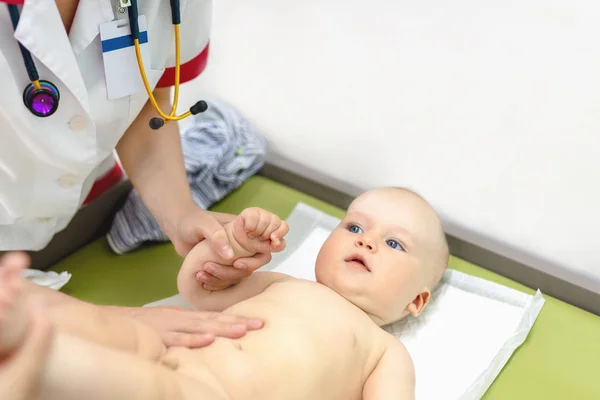 Pequeño Niño Lindo Visitando Doctor Pediatra Hace Chequeo Examina Bebé — Foto de Stock