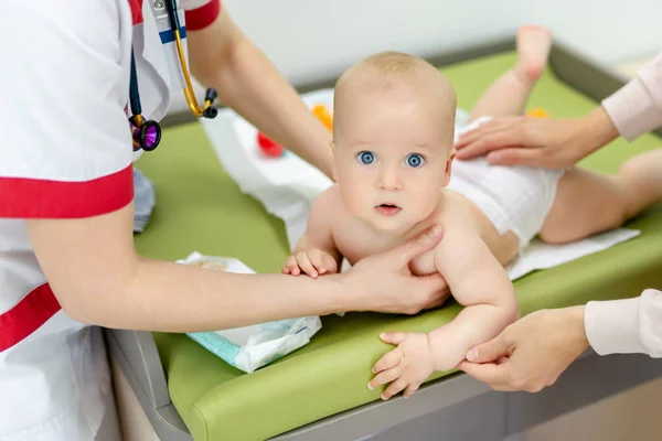 Pequeño Niño Lindo Visitando Doctor Pediatra Hace Chequeo Examina Bebé — Foto de Stock