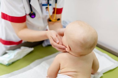 Küçük şirin bebek çocuk ziyaret Doktor. Çocuk doktoru yapmak kontrol etmek ve hastalık önleme protokolü için inceleyerek bebek. Çocuk sağlık kavramı.