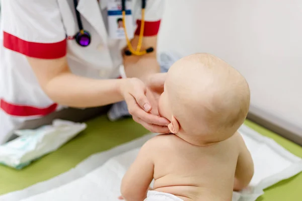 Kleine Niedliche Baby Junge Besuch Arzt Kinderarzt Macht Check Und — Stockfoto