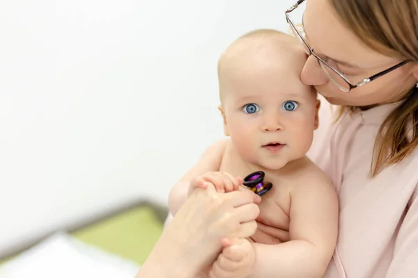 Monther Bedrijf Baby Handen Bij Kantoor Van Artsen Kinderarts Maken — Stockfoto