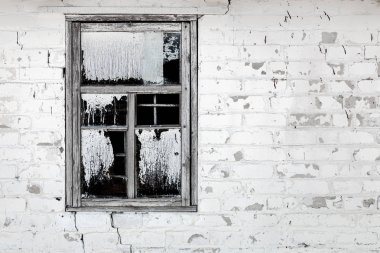 Eski yaşlı beyaz tuğla duvar kırık pencere ile kırık. Paramparça kirli pencere cam ve demir ekleri siyah arka plan ile. Terk edilmiş binada kavramı