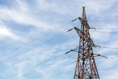 Yüksek voltajlı elektrik pilon arka plan üzerine açık mavi gökyüzü ile. Enerji nakil.