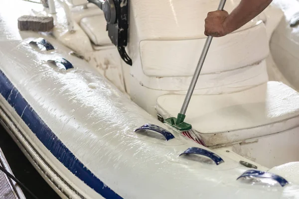 Homem Que Lava Barco Inflável Branco Com Escova Sistema Água — Fotografia de Stock