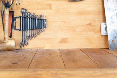 Ahşap tezgah Atölyesi'nde. Birçok farklı araç için DIY ve onarım işleri. Ahşap Resepsiyon ürün görüntü için. Boşaltmak.