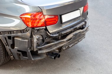 Kaldırılan arka tampon ile modern araba kuyruğu. Araç trafik kazası ve kazadan sonra. Taşıma onarım ve sigorta.