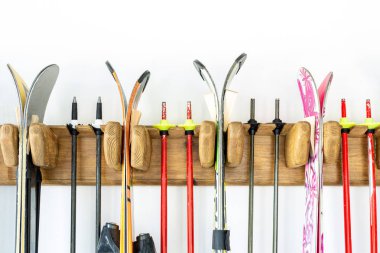 Özelleştirilmiş ahşap duvar montajı için mevsimlik depolama Garage üzerinde kayak sürü astı. Evde Ambar işleme aşırı kış spor donatımı.