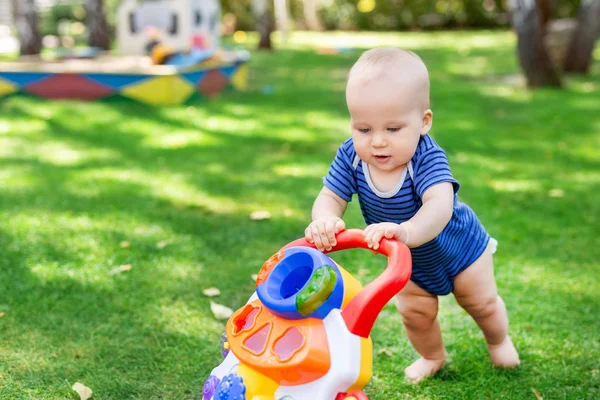 Lindo Niño Aprendiendo Caminar Con Juguete Caminante Césped Hierba Verde —  Fotos de Stock