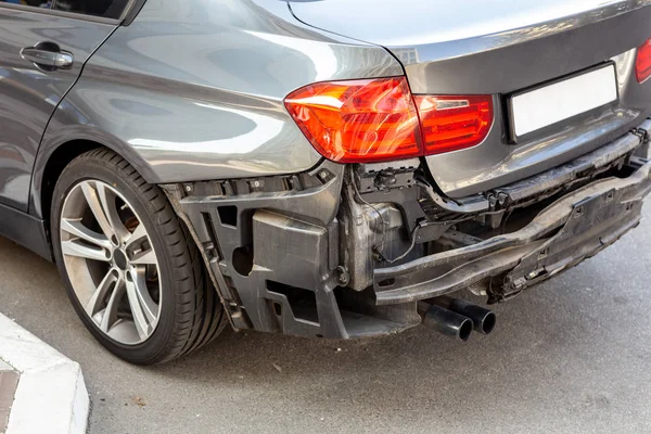 Cola Coche Moderno Con Parachoques Trasero Retirado Vehículo Después Accidente —  Fotos de Stock