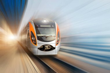 Hareketli hızlı terminal platform Modern yolcu yüksek hızlı elektrikli tren. Hareket bulanıklığı.