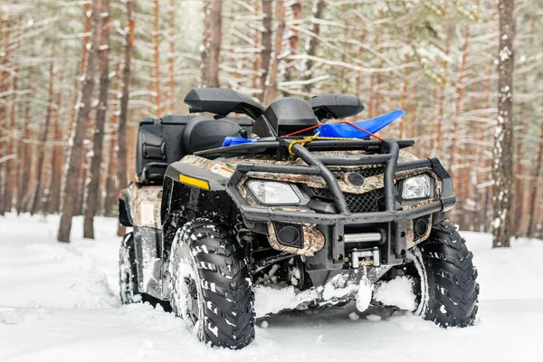 Kış, ormandaki yakın çekim Atv 4wd dört kiralama. şiddetli kar yağışı ile derin tekerlek iz all-terreain araç tribünde 4WD. Mevsimsel ekstrem spor macera ve gezi. Boşaltmak.