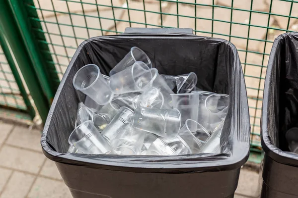 大灰泽可以装满使用过的塑料透明杯 环境和世界海洋污染与塑料废料 回收材料 拒绝使用 — 图库照片