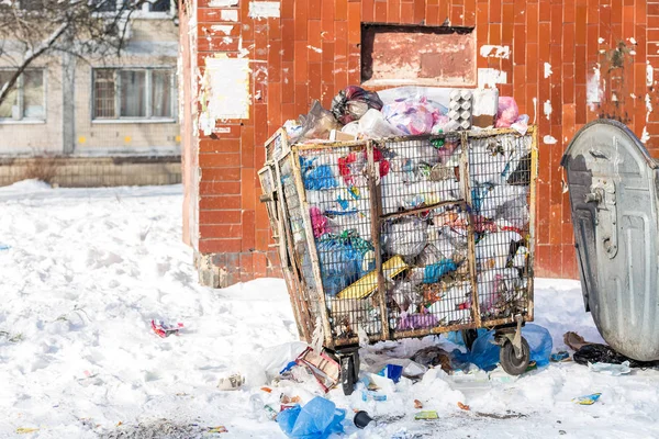 溢出在城市街道上的垃圾箱 塑料转储用金属笼制成的垃圾桶 环境污染 塑料制品回收 — 图库照片
