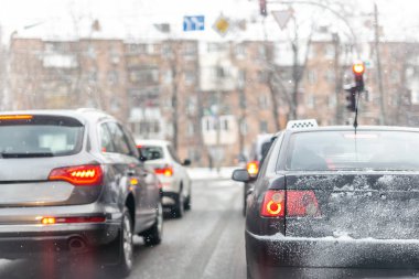 Arabalar trafikte satırda ayakta kaygan karlı yolda caddenin üzerinde kışın reçel. Araçlar yolda saatinde soğuk kış sezonu takılıyorum. Hava tahmini.