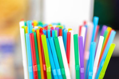 Renkli plastik ahşap kutusunda Cafe counter, payet yudumlarken demet. Dekorasyon ve aksesuar içer. Parlak renkli arka plan