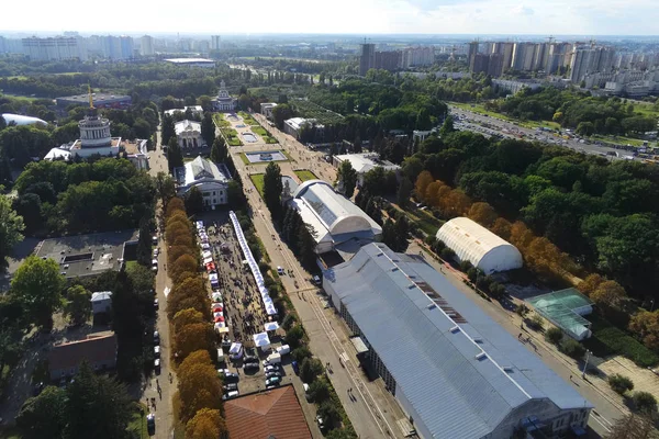 Aerial view of Kiev park and old famous exhibition complex VDNH. Metropolis Ukraine capital panoramic scenic autumn drone photo — Stock Photo, Image