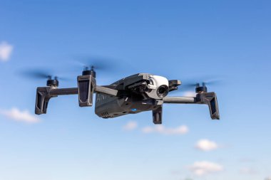 26 Ekim 2018 - Kiev, Ukrayna: yeni 2018 papağan anafi dron karşı açık mavi gökyüzü arka plan üzerinde parlak güneşli gün uçan. İle DJI indeks işlem rakip İHA. 21 Mpx kamera ile 4 k Hdr video.