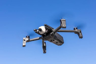 26 Ekim 2018 - Kiev, Ukrayna: yeni 2018 papağan anafi dron karşı açık mavi gökyüzü arka plan üzerinde parlak güneşli gün uçan. İle DJI indeks işlem rakip İHA. 21 Mpx kamera ile 4 k Hdr video.