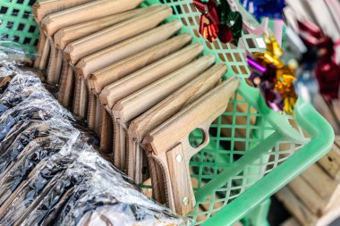 Ahşap oyuncak tabanca Sokak fuarında sayaçta yığını. Ağaçtan çok çocuk tabanca.