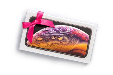 12 Ekim, 2018-Kiev, Ukrayna: en son Apple Iphone Xs açılmamış kutusunda pembe fiyonklu bağlı beyaz masada. En güzel hediye hediye paketi içinde. En çok aranan hediye. Beyaz izole.