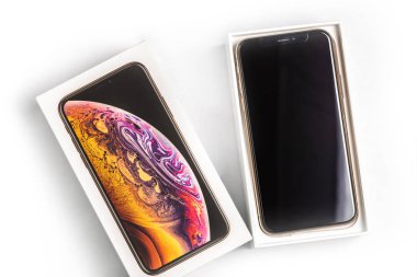 12 Ekim, 2018-Kiev, Ukrayna: beyaz masa açılmamış kutusunda en son Iphone Xs. En yeni Apple smatrtphone mobil mağaza markalı beyaz kutusunda. Satılık çift kamera ve Oled ekran ile modern becerikli alet.