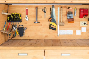 Ahşap tezgah Atölyesi'nde. Birçok farklı araç için DIY ve onarım işleri. Ahşap Resepsiyon ürün görüntü için. Boşaltmak. İşçi Bayramı.