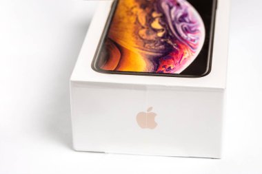 12 Ekim, 2018-Kiev, Ukrayna: beyaz masa açılmamış kutusunda en son Iphone Xs. En yeni Apple smartphone mobil mağaza markalı beyaz kutusunda. Satılık çift kamera ve Oled ekran ile modern becerikli alet.