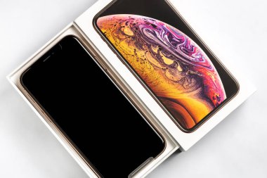 12 Ekim, 2018-Kiev, Ukrayna: beyaz masa açılmamış kutusunda en son Iphone Xs. En yeni Apple smartphone mobil mağaza markalı beyaz kutusunda. Satılık çift kamera ve Oled ekran ile modern becerikli alet.