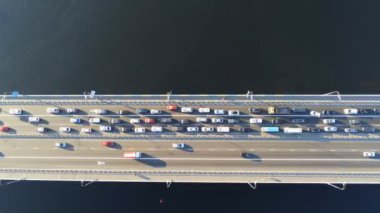 Nehir bir yönde yoğun trafik sıkışıklığı ile yol köprüden hava görünümünü. Rush hour mash ve yol altyapı aşırı yükleme ile. Araba trafik sıkışıklığı çözme