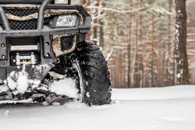 Kış, ormandaki yakın çekim Atv 4wd dört kiralama. şiddetli kar yağışı ile derin tekerlek iz all-terreain araç tribünde 4WD. Mevsimsel ekstrem spor macera ve gezi. Boşaltmak.