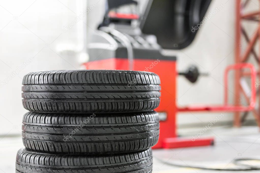 Car maintenance and service center. Vehicle tire repair and replacement equipment. Seasonal tire change.